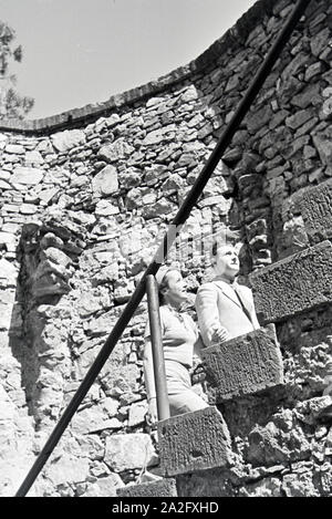 Ein Paar auf einem Ausflug, Deutsches Reich 1930er Jahre. Un paio di andare in escursione, Germania 1930s. Foto Stock