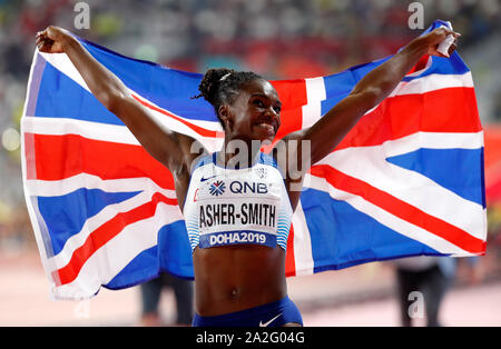 Doha in Qatar. 2 Ottobre, 2019. Dina Asher-Smith della Gran Bretagna celebra dopo la donna 200m Finale al 2019 IAAF mondiale di atletica a Doha, in Qatar, Ottobre 2, 2019. Credito: Wang Lili/Xinhua/Alamy Live News Foto Stock