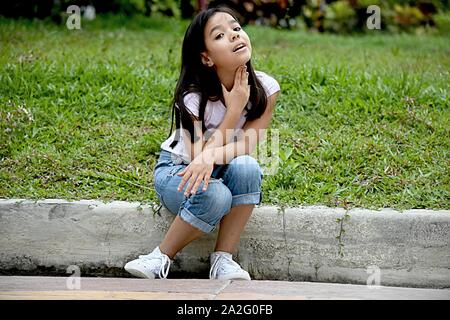 Carino Diverse femmina con mal di gola Foto Stock