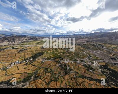 Pechino, Cina. Xiii Sep, 2019. Foto aerea adottate il 7 settembre 13, 2019 mostra paesaggi di campi nella contea di Nyemo di Lhasa, a sud-ovest della Cina di regione autonoma del Tibet. Credito: Jigme Dorje/Xinhua/Alamy Live News Foto Stock