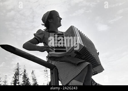 Porträt einer jungen Akkordeonspielerin Nordschwarzwald im, Deutschland 1930er Jahre. Ritratto di un giovane giocatore di fisarmonica nella Foresta Nera settentrionale, Germania 1930s. Foto Stock