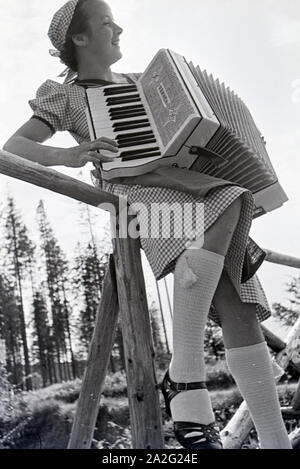 Porträt einer jungen Akkordeonspielerin Nordschwarzwald im, Deutschland 1930er Jahre. Ritratto di un giovane giocatore di fisarmonica nella Foresta Nera settentrionale, Germania 1930s. Foto Stock