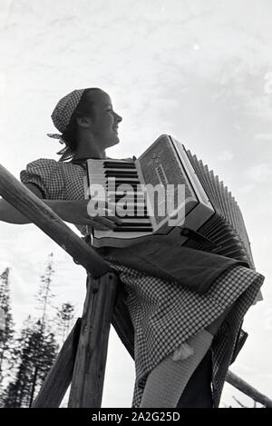 Porträt einer jungen Akkordeonspielerin Nordschwarzwald im, Deutschland 1930er Jahre. Ritratto di un giovane giocatore di fisarmonica nella Foresta Nera settentrionale, Germania 1930s. Foto Stock