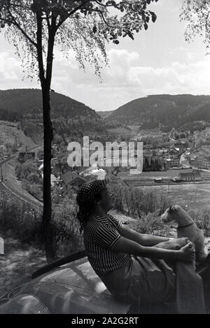 Eine junge Frau genießt den Ausblick auf das im gelegene Nagoldtal Hirsau, Deutschland 1930er Jahre. Una giovane donna si gode della vista sul Hirsau in Nagold Valley, Germania 1930s. Foto Stock