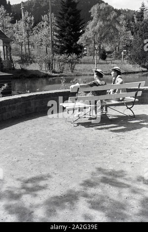 Zwei Damen im Kurpark Hirsau, Schwarzwald, Deutsches Reich 1930er Jahre. Signora due nei giardini del centro termale Hirsau, Foresta Nera, Germania 1930s. Foto Stock