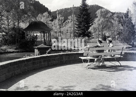 Zwei Damen im Kurpark Hirsau, Schwarzwald, Deutsches Reich 1930er Jahre. Signora due nei giardini del centro termale Hirsau, Foresta Nera, Germania 1930s. Foto Stock