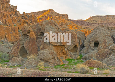 Bizzarre rocce nella luce della sera nel foro della parete area del Mojave preservare in California Foto Stock