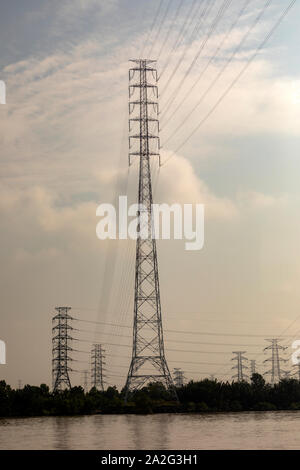 Massicce torri portando ad alta tensione e linee elettriche ad alta tensione nelle zone rurali del Vietnam Foto Stock