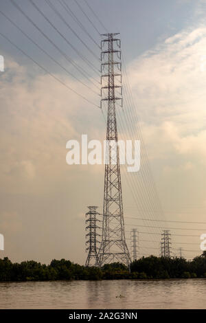 Massicce torri portando ad alta tensione e linee elettriche ad alta tensione nelle zone rurali del Vietnam Foto Stock