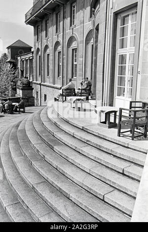 Ein Ausflug Zum Schloss Bühlerhöhe im Schwarzwald, Deutsches Reich 1930er Jahre. Un viaggio a Bühlerhöhe Castello nella Foresta Nera, Germania 1930s. Foto Stock