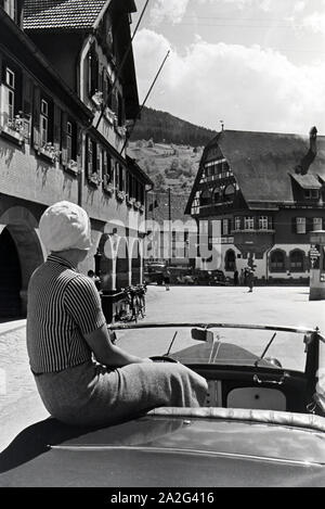 Ein Ausflug nach Alpirsbach im Schwarzwald, Deutsches Reich 1930er Jahre. Una escursione a Alpirsbach nella Foresta Nera, Germania 1930s. Foto Stock