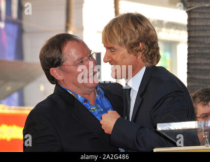 LOS ANGELES, CA. Novembre 01, 2011: John Lasseter & Owen Wilson (destra) sulla Hollywood Boulevard dove Lasseter è stato onorato con il 2,453rd stella sulla Hollywood Walk of Fame. © 2011 Paul Smith / Featureflash Foto Stock