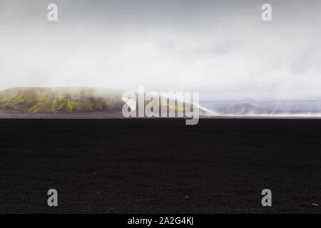 Sabbia nera e verde muschio colline nelle lingue islandese highlands Foto Stock