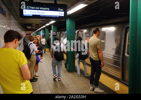 Le persone in attesa di un treno della metropolitana al Metropolitan Avenue G treno la stazione della metropolitana di New York City (settembre 2019) Foto Stock