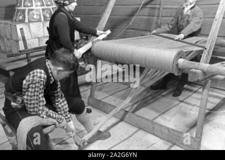 Auf der Landwirtschafts- und Ernährungsausstellung "Grüne Woche" di Berlino zeigen Spinner ihr Handwerk, Deutschland 1930er Jahre. Presso la fiera agricola 'Gruene Woche' a Berlino i filatori mostrano il loro artigianato, Germania 1930s. Foto Stock