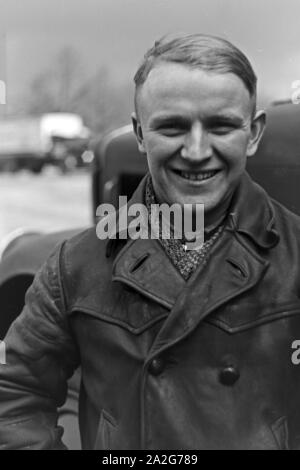 Porträt eines Kraftfahrers vor seinem LKW, Deutschland 1930er Jahre. Ritratto di un automobilista di fronte al suo carrello, Germania 1930s. Foto Stock