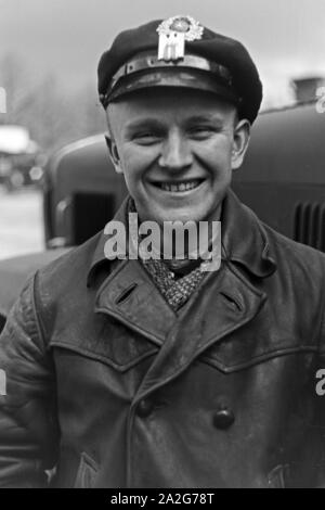 Porträt eines Kraftfahrers vor seinem LKW, Deutschland 1930er Jahre. Ritratto di un automobilista di fronte al suo carrello, Germania 1930s. Foto Stock