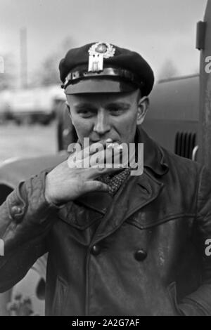 Porträt eines Kraftfahrers vor seinem LKW, Deutschland 1930er Jahre. Ritratto di un automobilista di fronte al suo carrello, Germania 1930s. Foto Stock