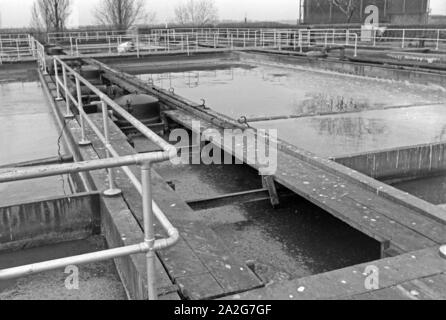 Sickergruben und Faulbecken in einem Klärwerk, Deutschland 1930er Jahre. Pozzi assorbenti e digestivo serbatoi presso un impianto di depurazione, Germania 1930s. Foto Stock