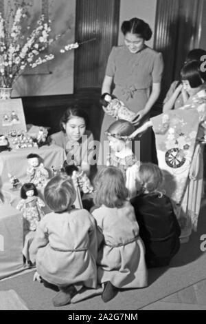 Kinder, ein Mädchen in japanischer Tracht, bei einer der Ausstellung Reichsfrauenführung, Deutschland 1930er Jahre. I bambini, uno di essi una ragazza in tradizionali array di giapponese, alla mostra di Reichsfrauenführung, il nazista donne organizzazione, Germania 1930s. Foto Stock