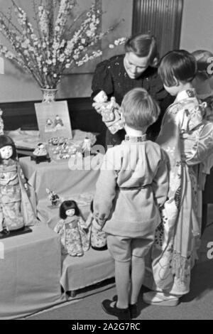 Zwei Kinder, ein Mädchen in japanischer Tracht, bei einer der Ausstellung Reichsfrauenführung, Deutschland 1930er Jahre. Il Twi bambini, uno di essi una ragazza in tradizionali array di giapponese, alla mostra di Reichsfrauenführung, il nazista donne organizzazione, Germania 1930s. Foto Stock