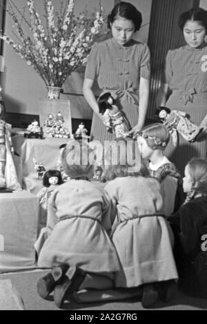 Kinder, ein Mädchen in japanischer Tracht, bei einer der Ausstellung Reichsfrauenführung, Deutschland 1930er Jahre. I bambini, uno di essi una ragazza in tradizionali array di giapponese, alla mostra di Reichsfrauenführung, il nazista donne organizzazione, Germania 1930s. Foto Stock