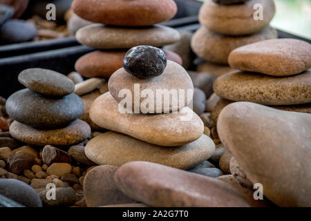 Rocce impilate creare uno zen ancora in vita, liscio con pietre di spiaggia Foto Stock