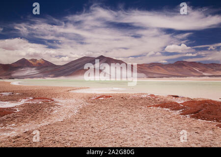 Rocce Rosse (Piedras Rojas) e la laguna e le saline nel deserto di Atacama, Cile. Foto Stock