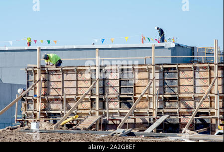 Grand Rapids Michigan, Marzo 8, 2019; un equipaggio di costruzione lavori su un sito di costruzione per creare più spazio in un edificio commerciale Foto Stock