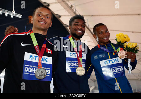 Doha in Qatar. 2 Ottobre, 2019. Medaglia d'oro a Noè Lyles (C)degli Stati Uniti, medaglia d'argento Andre De Grasse (L) del Canada e medaglia di bronzo Alex Quinonez dell Ecuador pongono durante la premiazione per gli Uomini 200m Finale al 2019 IAAF mondiale di atletica a Doha, in Qatar, Ottobre 2, 2019. Credito: Wang Lili/Xinhua/Alamy Live News Foto Stock