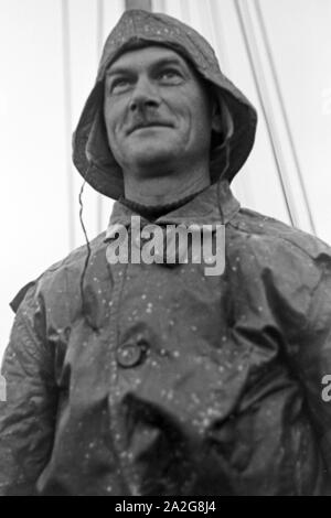 Ein Fischer aus cellule Hela in Ostpreußen auf seinem Fischerboot, Germania 1930er Jahre. Un pescatore sulla sua barca da pesca, Germania 1930s. Foto Stock