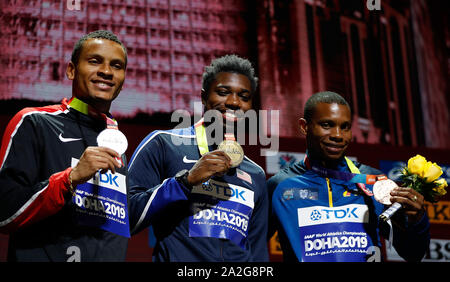 Doha in Qatar. 2 Ottobre, 2019. Medaglia d'oro a Noè Lyles (C) degli Stati Uniti, medaglia d'argento Andre De Grasse (L) del Canada e medaglia di bronzo Alex Quinonez dell Ecuador pongono durante la premiazione per gli Uomini 200m Finale al 2019 IAAF mondiale di atletica a Doha, in Qatar, Ottobre 2, 2019. Credito: Wang Lili/Xinhua/Alamy Live News Foto Stock