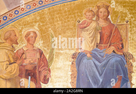 Speyer, Germania. 01 ott 2019. San Bernardo di Chiaravalle (l-r), Saint Archmartyr Stephanus e la Vergine Maria con il bambino sono rappresentate su affresco di Johann Baptist Schraudolph presso l'ingresso principale della Cattedrale di Speyer. (A dpa " Problemi con il restauro della Cattedrale di Speyer' dal 03.10.2019) Credito: Uwe Anspach/dpa/Alamy Live News Foto Stock