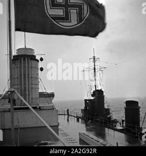 Anlegen des Minensuchboots un einem Zielwrack zur Trefferbegutachtung, Deutschland 1930er Jahre. Un dragamine provenienti da una nave relitto di trarre conclusioni circa il missile indirizzato, Germania 1930- Foto Stock