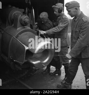 Marinesoldaten der Marineschule Wesermünde lernen den Umgang mit Fernlenkungsgeschossen, Deutschland 1930er Jahre. I soldati della marina a imparare a utilizzare i missili a Wasermuende scuola della marina militare, Germania, 1930s. Foto Stock