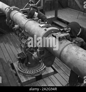 Marinesoldaten der Marineschule Wesermünde lernen den Umgang mit Fernlenkungsgeschossen, Deutschland 1930er Jahre. I soldati della marina a imparare a utilizzare i missili a Wasermuende scuola della marina militare, Germania, 1930s. Foto Stock