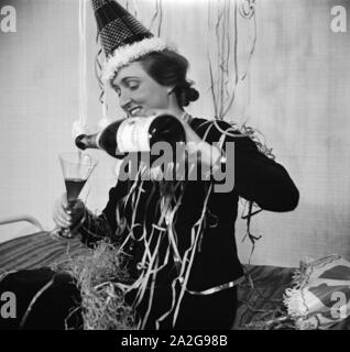 Gast einer Silvesterparty, Deutsches Reich 1930er Jahre. Valutazione di una festa di Capodanno, Germania 1930s. Foto Stock