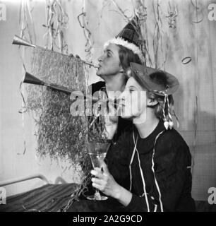 Gäste einer Silvesterparty, Deutsches Reich 1930er Jahre. Gli ospiti di una festa di Capodanno, Germania 1930s. Foto Stock