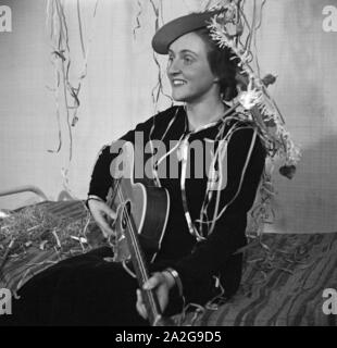 Gast einer Silvesterparty, Deutsches Reich 1930er Jahre. Valutazione di una festa di Capodanno, Germania 1930s. Foto Stock