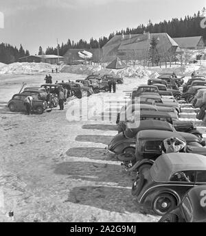 Skigebiet am Feldberg im Schwarzwald, Deutsches Reich 1930er Jahre. La regione di sci a monte Feldberg nella Foresta Nera, Germania 1930s. Foto Stock