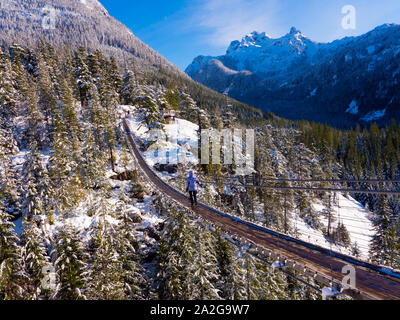 Ponte di sospensione al Sea to Sky Gondola summit lodge in inverno. Foto Stock