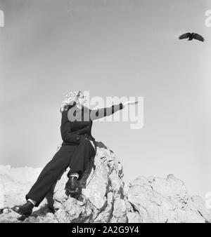 Ein Ausflug in ein Skigebiet in Bayern, Deutsches Reich 1930er Jahre. Un viaggio in una regione di sci in Baviera, Germania 1930s. Foto Stock