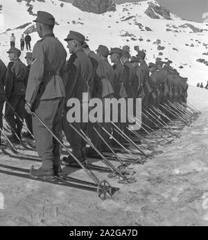 Gebirgsjäger in einem Skigebiet in Bayern, Deutsches Reich 1930er Jahre. La fanteria di montagna in una regione di sci in Baviera, Germania 1930s. Foto Stock