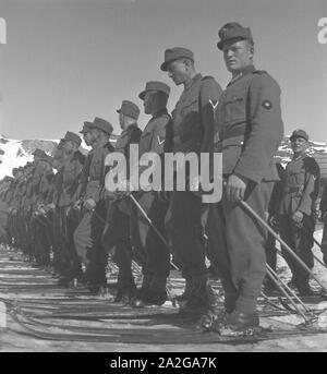 Gebirgsjäger in einem Skigebiet in Bayern, Deutsches Reich 1930er Jahre. La fanteria di montagna in una regione di sci in Baviera, Germania 1930s. Foto Stock