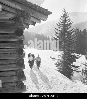 Ein Ausflug in ein Skigebiet in Bayern, Deutsches Reich 1930er Jahre. Un viaggio in una regione di sci in Baviera, Germania 1930s. Foto Stock