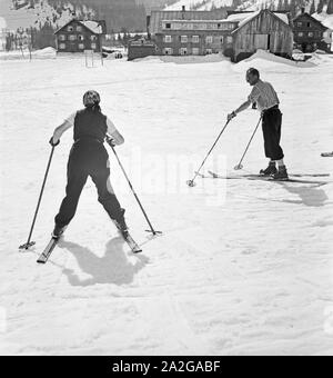 Ein Ausflug in ein Skigebiet in Bayern, Deutsches Reich 1930er Jahre. Un viaggio in una regione di sci in Baviera, Germania 1930s. Foto Stock