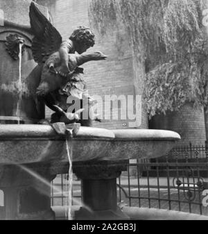 Dettaglio am Brunnen gegenüber vom Cafe Hufschlag auf dem Münsterplatz a Bonn, Deutschland 1930er Jahre. Dettaglio della fontana vicino al Hufschlag Cafe al Minster square a Bonn in Germania 1930s. Foto Stock