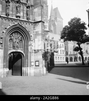 Blick von einem Portal des Kaiserdoms zum Rathaus di Aachen, Deutschland 1930er Jahre. Vista da una chiesa porta della cattedrale di Aachen City Hall, Germania 1930s. Foto Stock