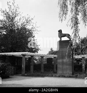 Der Ehrenfriedhof a Wuppertal Barmen am Barmer Wald an der Lönsstraße mit dem Ehrenmal für die im 1. Weltkrieg gefallenen Barmer cittadino, Deutschland 1930er Jahre. La prima guerra mondiale monumento ai caduti di Barmen Wuppertal, Germania 1930s. Foto Stock