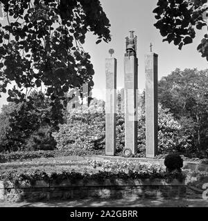 Ehrenmal für die im 1. Weltkrieg gefallenen Soldaten in Wuppertal, Deutschland 1930er Jahre. Memoriale di guerra per i soldati caduti a Wuppertal, Germania 1930s. Foto Stock